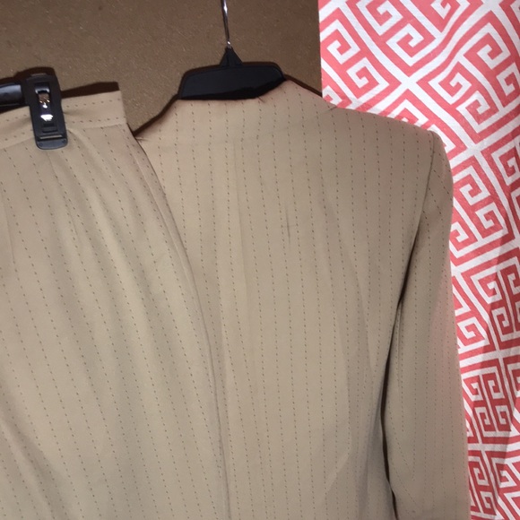 Larry Levine yellow 2 piece pants suit (size 14). - Picture 6 of 6